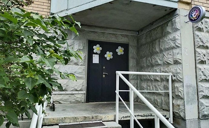 Вход в студию «Живые краски»