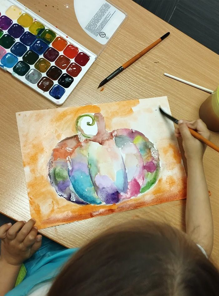 Ученик рисует акварелью за столом